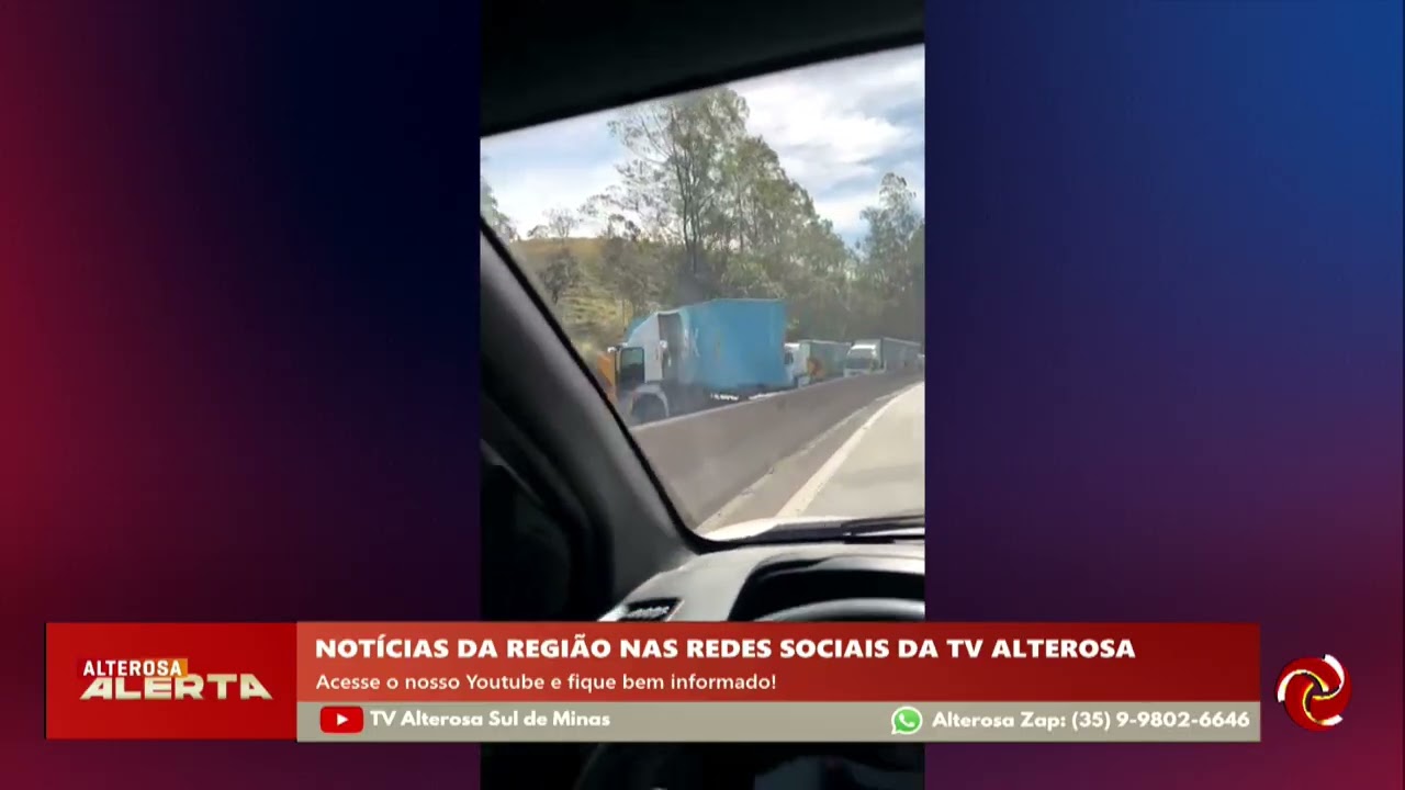 Carreta bate em mureta e interdita faixas da rodovia em Camanducaia