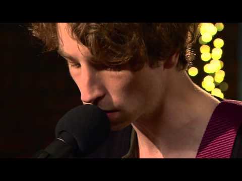 Rainy Boy Sleep  -  Chocolate, I Lár an Aonaigh