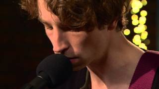 Rainy Boy Sleep  -  Chocolate, I Lár an Aonaigh