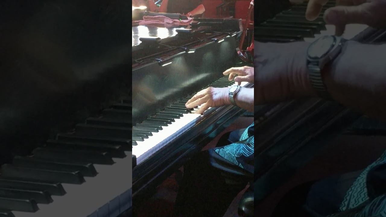 Bob Salisbury live at Vicky's.