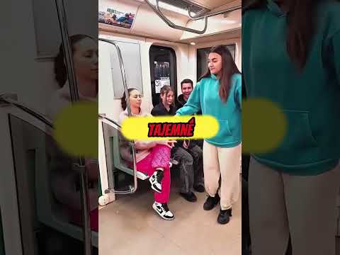 Unikátní způsob, jak sedět ve vlaku