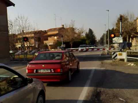 Littorina Ferrara-Codigoro (Ferrovie Emilia Romagna). Passaggio a livello via G. Fabbri (Ferrara).