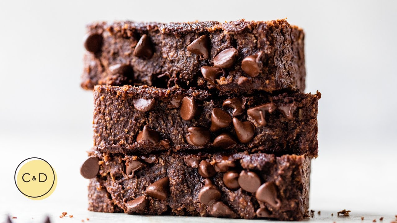 HEALTHY CHOCOLATE BANANA BREAD | almond flour recipe that's super moist!