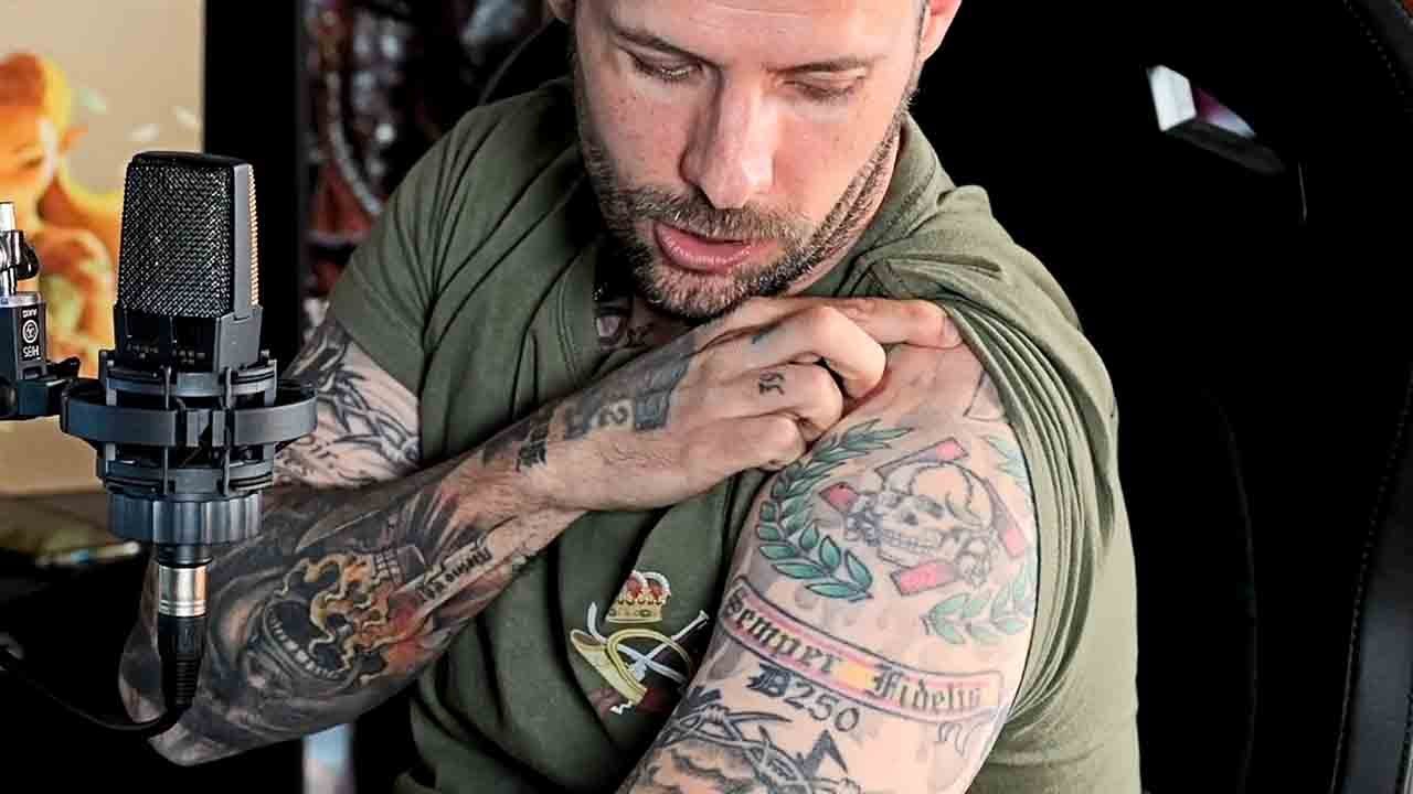 Ex-nazi le enseña sus tatuajes a Jordi mientras le explica la historia que tienen