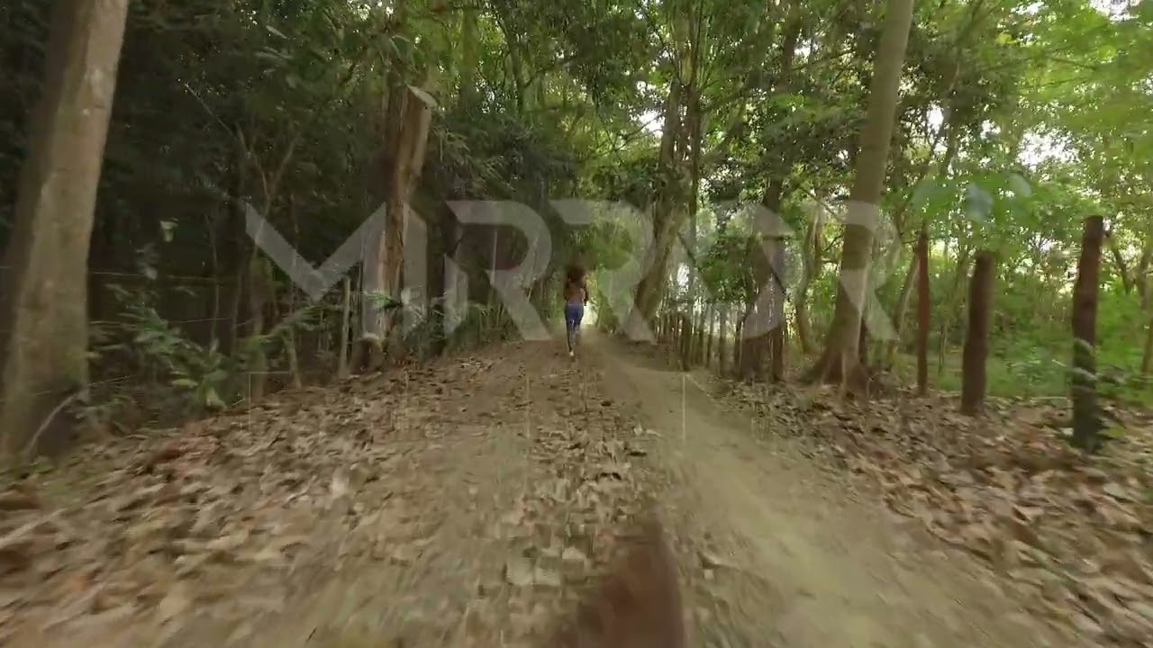 Mujer practicando atletismo