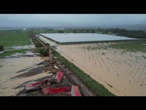 Nuova Zelanda: treno deraglia dai binari allagati, le immagini dal drone