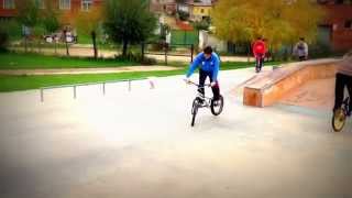 preview picture of video 'BMX en Skate Park - Parque Joven de Navatejera #VQ'