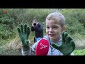 Jong en oud stoeit met de natuur