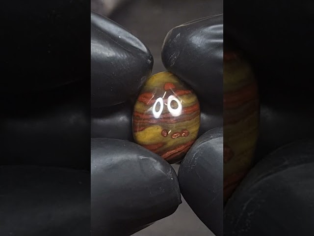 حجر عقيق بتداخل الالوان و مثل العروق الحمراء طبيعي