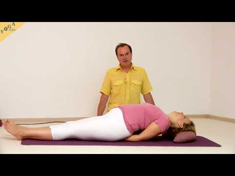 Fisch mit Kissen hinter dem Kopf - Yoga Asana Lexikon
