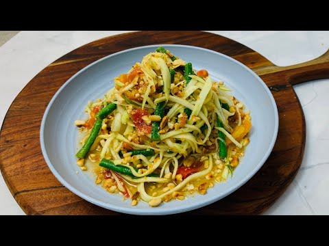 Khatta Meetha aur Spicy Raw Papaya Salad | Som Tam