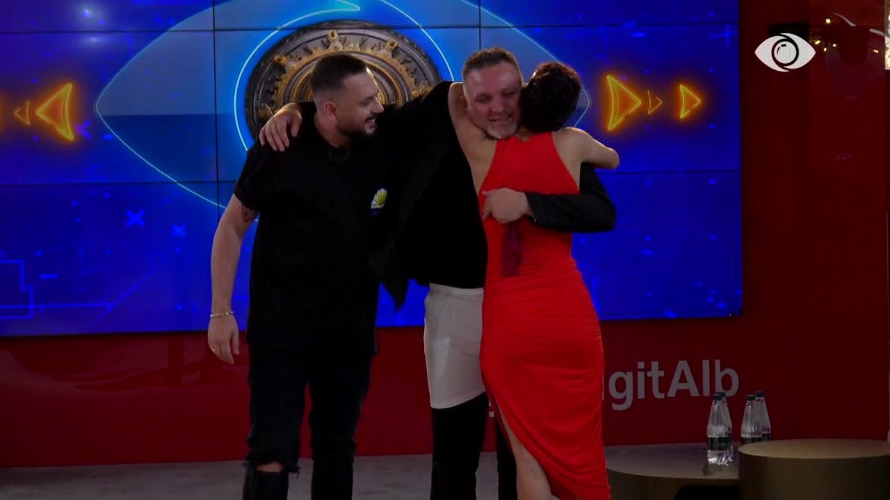 Kolegët surprizojnë Julin, dhurata e tyre është e pazakontë