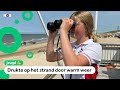 Kinderen helpen de reddingsbrigade op het strand