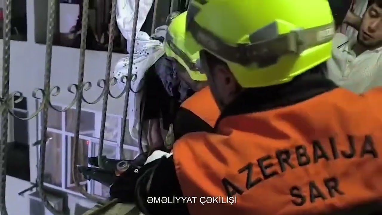 Səkkizinci mərtəbədən düşən qadın xilas edildi VİDEO
