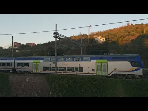 Partenza di un treno regionale Vivalto e464 dalla stazione di Riva Trigoso sulla linea Genova Pisa
