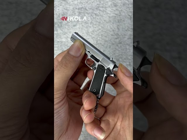 Vídeo relacionado con Zhongren 1911 Tactical Mini Pistola Keychain 1:3 Metal Gun Shape Keychain con parti mobili Realistico Gun Model Collection Pendant Bag Charm per gli uomini Army Fan Gift (gris)