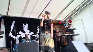 Kapten Röd vs. Syster Sol - Kallakalla &amp; Mad Mad Mad @ rebel music festival-2011