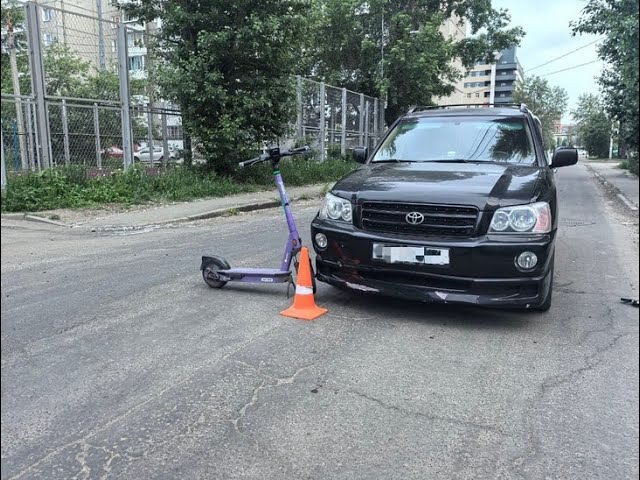 Двое самокатчиков столкнулись с автомобилем