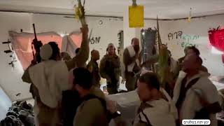 לוחמים חוגגים בתפילת שחרית של חול המועד סוכות - מתוך מגנן בלב רצועת עזה.
