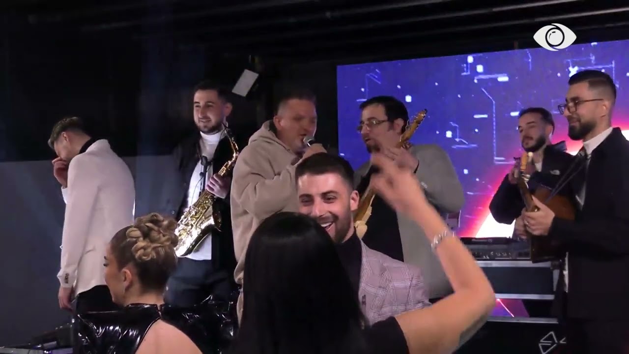 Gazi “rrëmben” kitaren, ngjitet në skenë dhe këndon këngën që krijoi në Big Brother VIP