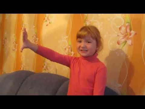 Песня Аист на крыше. Репетируем, поет Кирюша Ивтоди 4 года