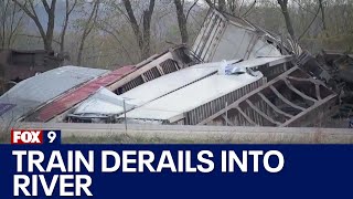 Train derails into Mississippi River