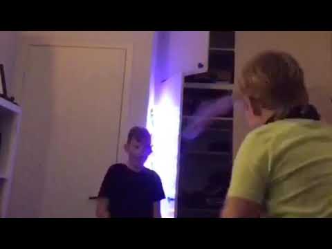 Jonas bliver ramt af en flaske i hovedet