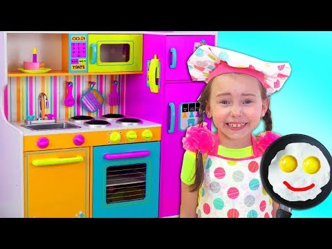 Alice Pretend Princess & playing in Restaurant with Kitchen Toys