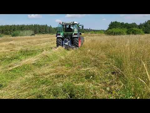 Mähen von langem Gras mit modernen Mähbalken 2