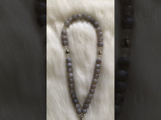 مسبحة حجر كريم ثقيل رمادي شبكة ابيض
