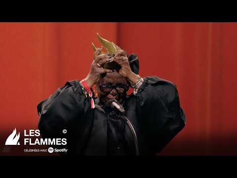 La mère de DJ Mehdi reçoit la Flamme Éternelle des mains de Kery James | LES FLAMMES 2025