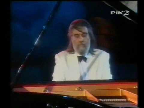 Watch Vangelis Perform The Oscar-Winning 'Chariots Of Fire' At The Panathenaic Stadium In Athens