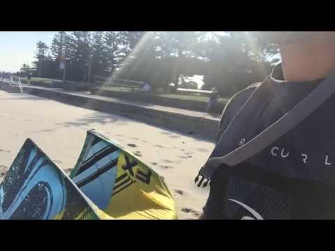 O trabalho do dia em Dolls Point Beach terminou, hora de kitesurf Adam Cartmer