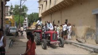preview picture of video 'Alsisar recorridendo sus Havelis, INDIA del Rajastán, en HD'