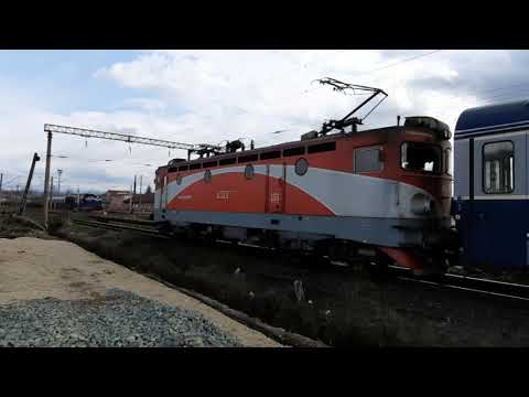 Trenul R Ilia - Petroşani cu Delfinaşul 461 053 cu mecanic vesel la intrare în Simeria