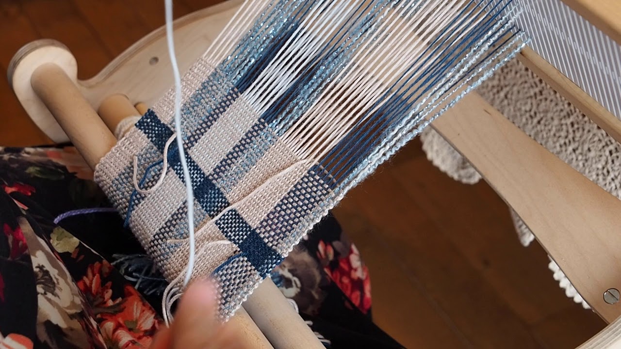Rigid Heddle Weaving - Changing Weft Colours