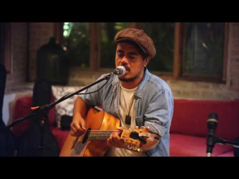 ARAY DAULAY 'HIGH TIDE OR LOW TIDE' BY BOB MARLEY LIVE AT THE STRAWHUT BALI