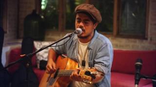 Download lagu ARAY DAULAY 'HIGH TIDE OR LOW TIDE' BY BOB MARLEY LIVE AT THE STRAWHUT BALI mp3