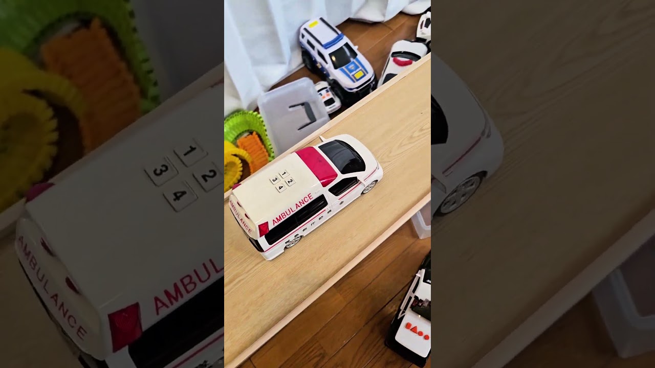 Ambulances Pushing mini Ambulances #toys #救急車