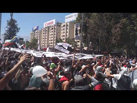 "Llegada bombo marcha Renuncia Piñera - Garra Blanca" Barra: Garra Blanca &bull; Club: Colo-Colo