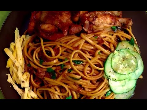 "Rápido, Sabroso, Surinamés: ¡Sirva un Excelente Bami y Pollo en Sambal de Maní!"