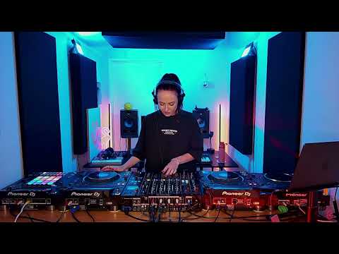 Deep Underground Tech House Mix - AmyElle Live Set