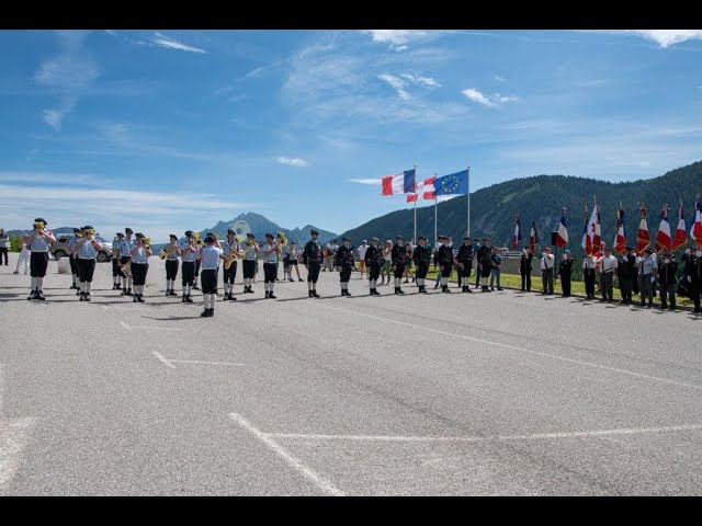 Vidéo Les Allobroges par la fanfare 27[e]B.C.A. lors de la commémoration de l’appel du 18 juin au Plateau des Glières id:Ip5q0XBaJMo
