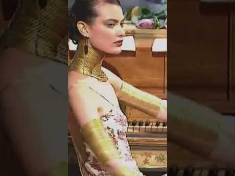 CHRISTIAN DIOR Spring/Summer 1998 Paris #runway #fashion #model #shorts