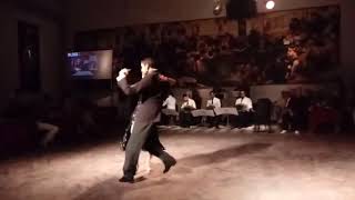 Jésica Gómez y Franco Andrada bailan junto a Los Herederos del Compás.