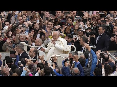أمام حشود غفيرة.. البابا فرنسيس يوجه رسالة سلام في قدّاس عيد الفصح