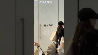 Download lagu #lisa with blue pongtiwat and mommy😻💛 She rocks. Absolutely adore💅💖 mp3