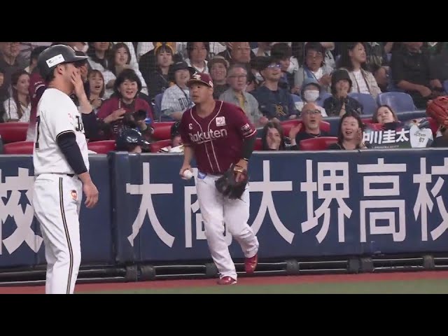 【5回裏】投手を助ける好プレー!! イーグルス・浅村栄斗 ファウルフライをナイスキャッチ!!   2024年5月19日 オリックス・バファローズ 対 東北楽天ゴールデンイーグルス