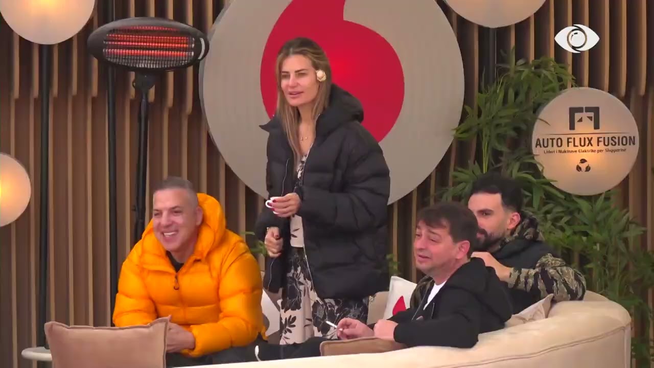 “Ti diskutove gjërat tona me të tjerat”/ Valbona sqarohet me Laertin, i derdh kafen te këmisha