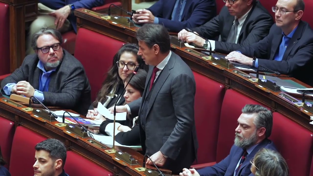 Occhiali “smart” in aula: il giallo del deputato M5S che riprende il discorso di Conte